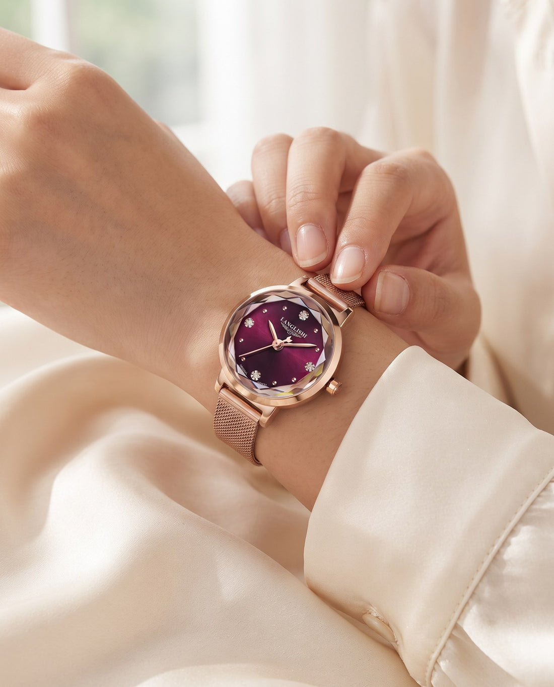 Petite Mesh Ladies Red dial on the wrist